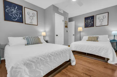 Steps from Beach and Local Attractions - Charming Coastal Haven 아일랜드 비치 주립공원 주변 호텔