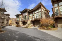 Breathtaking Views and Steps to Ski Lifts - Luxurious Mountain Haven