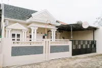 Homestay Zhafira Hotels near PodoMoro Copy & Print