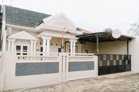 Homestay Zhafira Отели в г. Comal