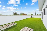 Apt WPatio Balcony Mini-Golf - 2-Star