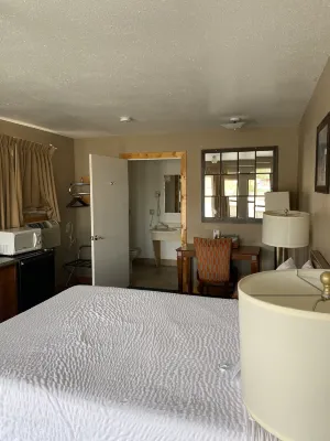 Whispering Sands Motel Hotels in Wayne County