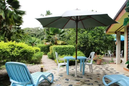 Belle Des Iles Отели рядом с достопримечательностью «Анс Саурс Дарджент»