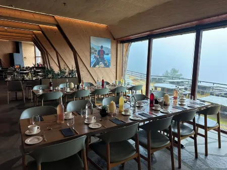 Preikestolen Hotel & BaseCamp Отели в г. Странн