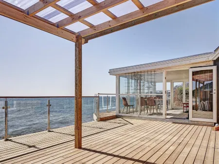 Sunlit Holiday Home in Bornholm Near Sea Отели рядом с достопримечательностью «о. Борнхольм»