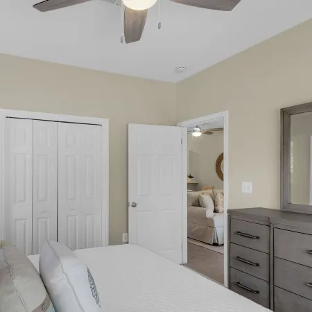 1st Floor, Walkable to Dining, Shopping, Beach - Sleeps 6
