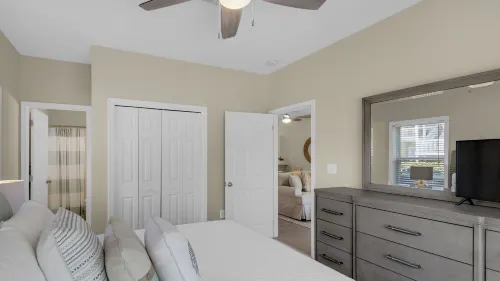 1st Floor, Walkable to Dining, Shopping, Beach - Sleeps 6 - parking
