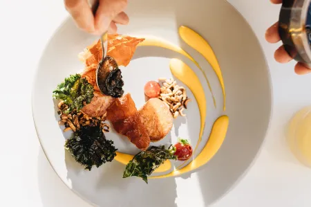 Kaimana Beach Hotel Отели рядом с достопримечательностью «Кугайо Бич Парк»