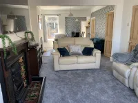 House - Sleeps up to 8 People & Free Parking - Parking