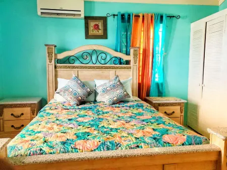 Sensational 2 Bedroom Getaway in Florence Hall