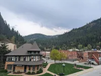 Linden Lofts Hotels in Wallace