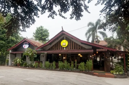 RedDoorz Syariah Plus Near Trans Studio Cibubur