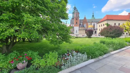 Cracow Central Aparthotel Отели рядом с достопримечательностью «Adam Mickiewicz statue»