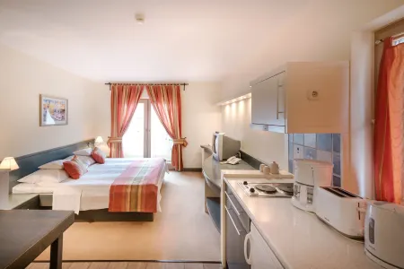 Hotel Kalma, Kalma Villa, Apart Hotel Отели рядом с достопримечательностью «Термальное озеро Хевиз»