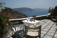 Lava Oia's Hotels in Finikia