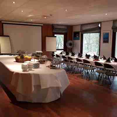 ENZO HOTELS METZ AMNEVILLE By KYRIAD DIRECT Dining/Meeting Rooms