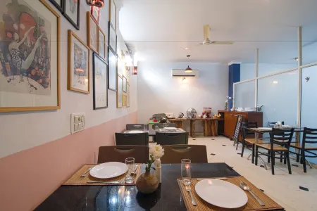 Perch Arbor Suites Отели рядом с достопримечательностью «Tomb of Azim Khan»