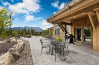 Hot Tub, Game Room, Stunning Mountain Views - Luxurious Haven Hotels in Hungry Horse