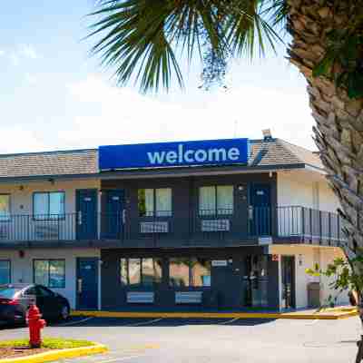 Motel 6 Lantana, FL Hotel Exterior