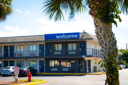Motel 6 Lantana, FL Отели в г. Лантана