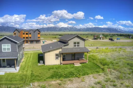 Charming 3-bedroom house with WiFi, AC in serene Ennis Отели в г. Эннис