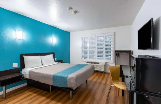 芳泉谷亨廷頓海灘區6號汽車旅館