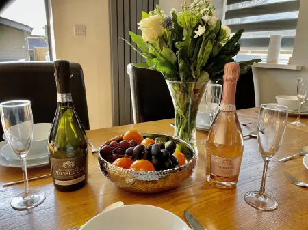 Four Corners Holiday Home Hot Tub & Sauna Отели в г. Ферндаун