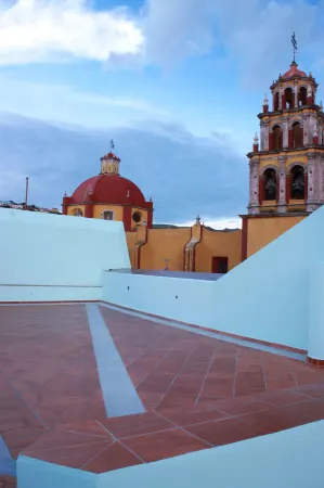 Hotel de la Paz Отели рядом с достопримечательностью «Church of San Diego (Iglesia de San Diego)»