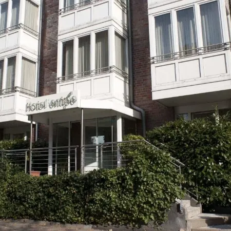 Entrée Groß Borstel Garni Hotel Отели рядом с достопримечательностью «Ольсдорфское кладбище»