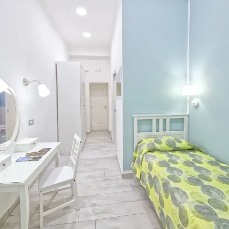 B&B Rest a Napoli Отели рядом с достопримечательностью «Порт Моло-Беверелло»
