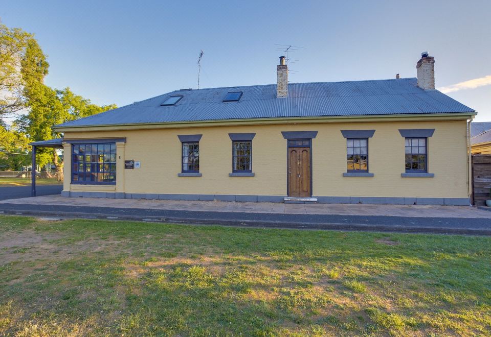 화이트 코너의 현대적이고 깔끔한 실내 공간