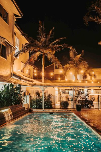 屋外プール ケアンズ クイーンズ コートの写真