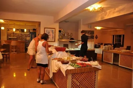 Nevada Hotel & Spa Отели рядом с достопримечательностью «Leon Beach Camping»