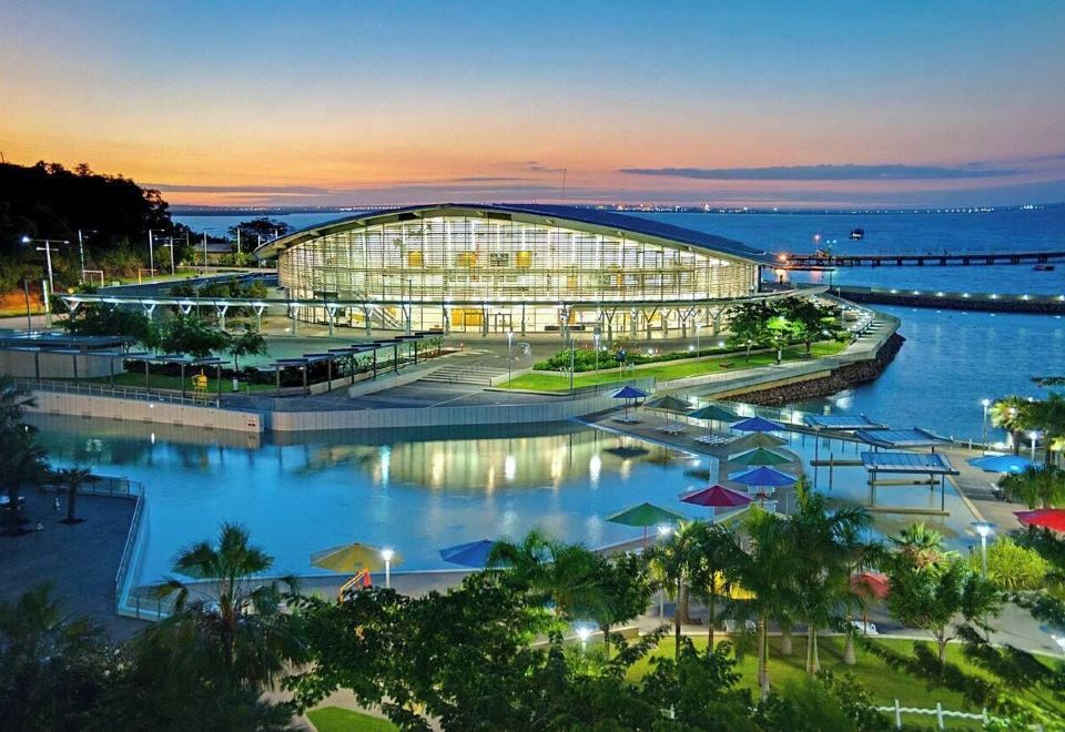 4. 코트야드 바이 ..