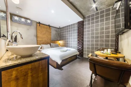 Hotel Yaja Guri Sutaek Отели рядом с достопримечательностью «Sureung (Tomb of Crown Prince Hyomyeong and Queen Sinjeong)»