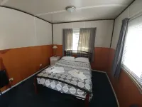 Pineacres Motel and Park Hotels in Woodend
