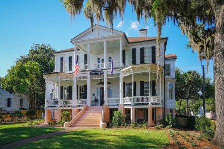 Cuthbert House Отели рядом с достопримечательностью «Spanish Moss Trail»