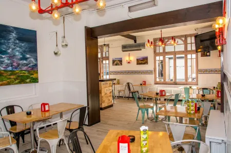 Hostal Emporda Отели рядом с достопримечательностью «Windoor Real Fly»