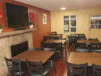 Swiss Chalets Village Inn - Aamiainen