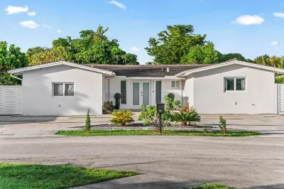 Family Retreat: Pool, Games & Private Apartment Hotels near Patricia and Phillip Frost Art Museum
