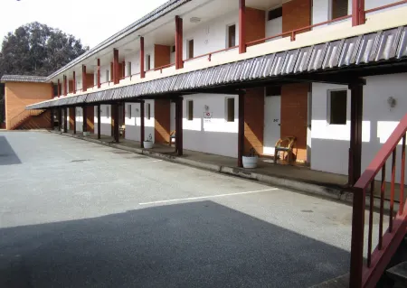 Canberra Lyneham Motor Inn Отели в г. Диксон