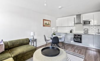 Luxurious 2 Bedroom Apartment with Free Parking