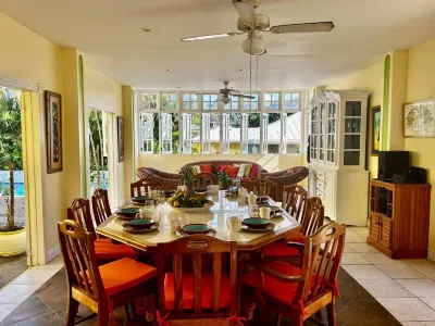 Luxury 5-Bed Villa in Tobago the Big Yellow House Hôtels à : 