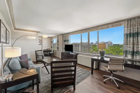 The River Inn Отели рядом с достопримечательностью «Georgetown Station Post Office»