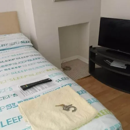 Family Room Sleeps 3 with 1 Double and 1 Single Bed Ground Floor Private Shower