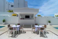 Hotel Axis Inn by GEH Suites - piscina