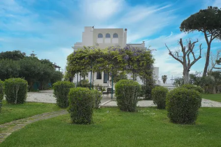 Palazzo Podestà Отели рядом с достопримечательностью «Civitavecchia Port»