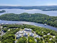 Expansive Deck and Two Kitchens - Charming Lakefront Retreat فنادق في Lampe