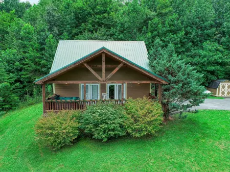 Smoky Mountain Getaway 3 Bedroom Cabin by Redawning