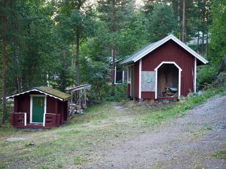 Cozy 4BR Lakeside Cottage with Sauna